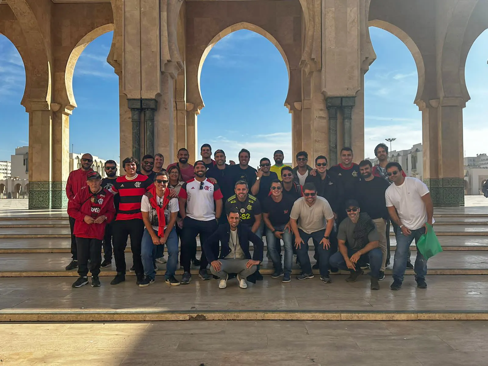 Clientes ZV em frente ao estádio no Marrocos