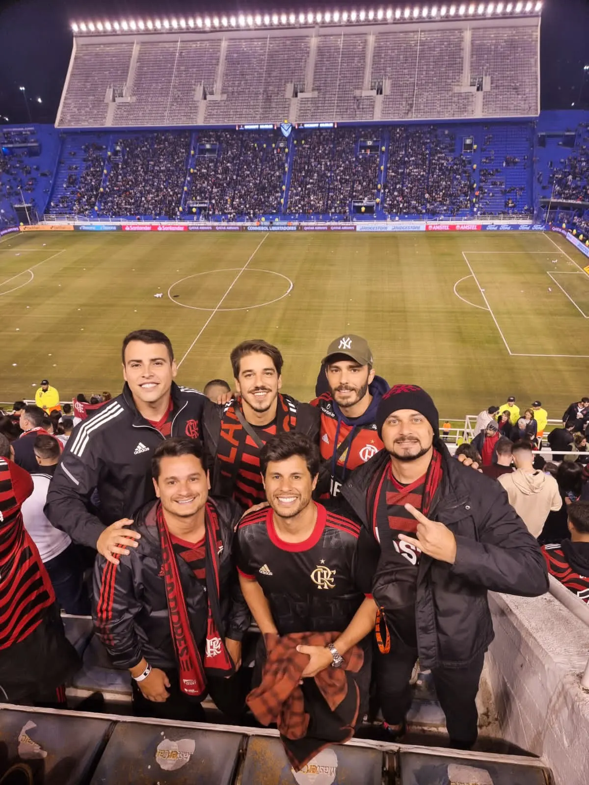 Grupo ZV com cachecóis do Flamengo em Paris